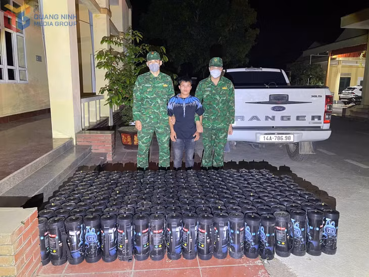 Đồn BPCK Hoành Mô chủ trì phối hợp với Công an xã Hoành Mô và Hải quan cửa khẩu Hoành Mô bắt giữ đối tượng Dường Phúc Hồng, trú tại thôn Pắc Cương, xã Hoành Mô vận chuyển trái phép 188 bình khí cười ngày 27/4/2026.