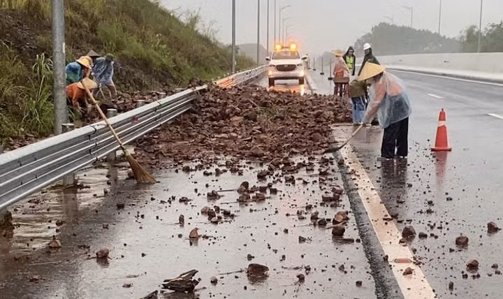 Cũng trong buổi sáng nay, tại mội số điểm trên cao tốc Hải Phòng - Móng Cái đã xảy ra sạt trượt ảnh hưởng đến việc đi lại, lực lượng chức năng đã nhanh chóng có mặt để xử lý.