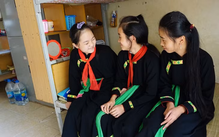 Mỗi cấp học, học sinh nội trú được cấp một lần bằng hiện vật gồm: Chăn, màn và các đồ dùng cá nhân khác với mức kinh phí là 2.050.000 đồng/học sinh.