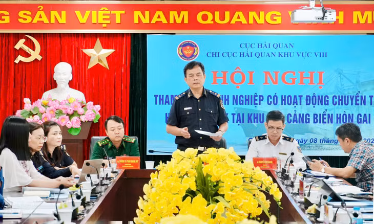 Đồng chí Ngô Tùng Dương, Phó Chi cục trưởng Chi cục Hải quan khu vực VIII, phát biểu tại hội nghị.