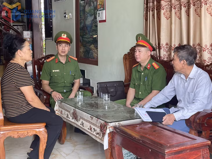 Công an xã Tiên Yên tuyên truyền, vận động các hộ dân không lấn chiếm vỉa hè, lòng đường, vi phạm TTĐT.