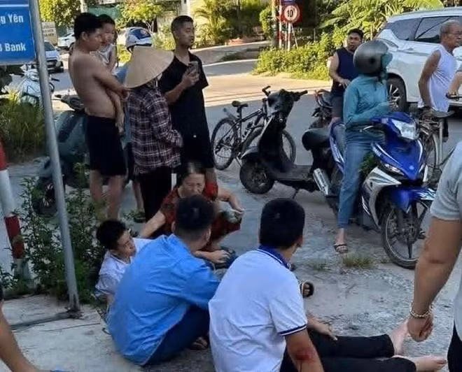 Người dân hỗ trợ học sinh sau vụ lật xe tại Hưng Yên. Ảnh: Người dân cung cấp