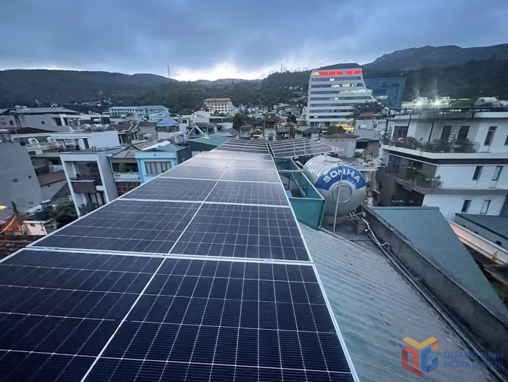 Hệ thống ĐMTMN của gia đình chị Nguyễn Thị Huyền (phường Cẩm Phả) với công suất 10 kWp.