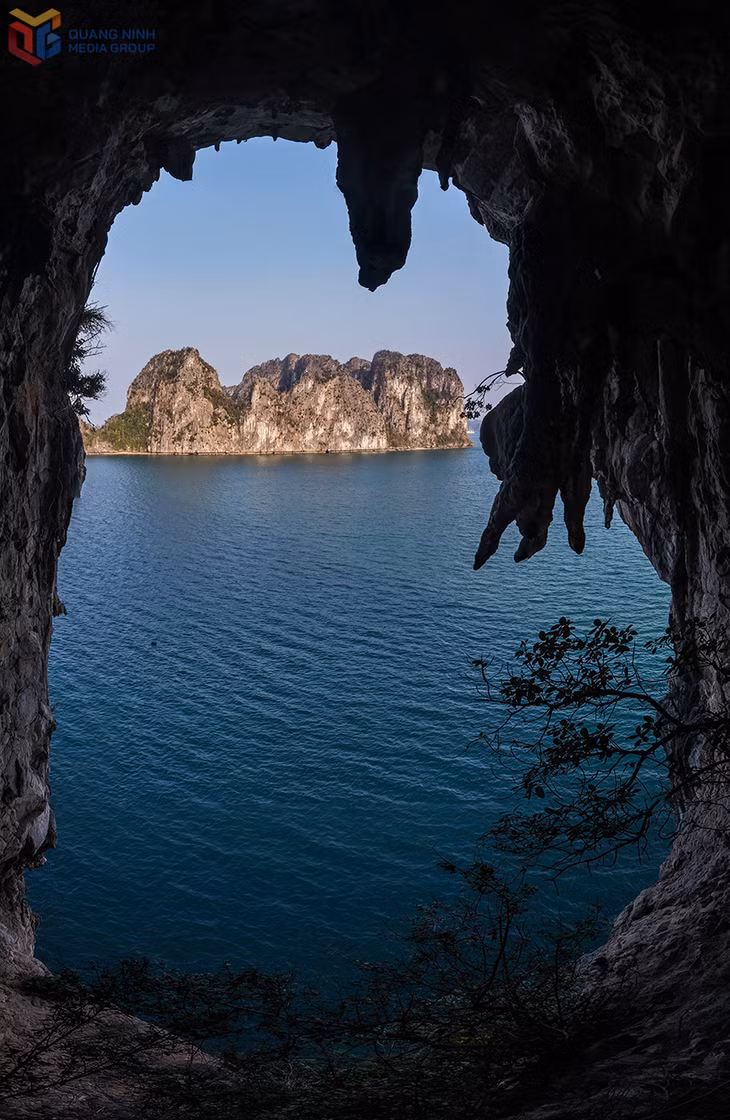 Cửa hang tại khu vực Thiên Cảnh Sơn mang đến góc nhìn yên bình, tĩnh lặng hơn, nhìn ra một vùng nước hoang sơ phía Đông Bắc vùng di sản.