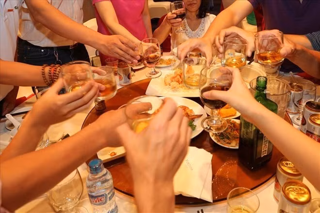 Nhiều người lo tăng cân khi thường xuyên tiệc tùng, ăn uống. Ảnh: Hải Nguyễn