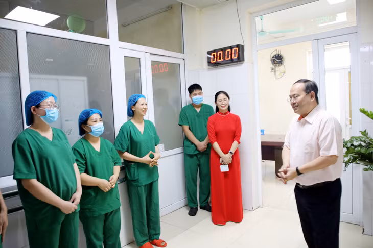 Đồng chí Bí thư Tỉnh ủy trò chuyện, động viên đội ngũ y, bác sĩ Khoa Hồi sức tích cực.