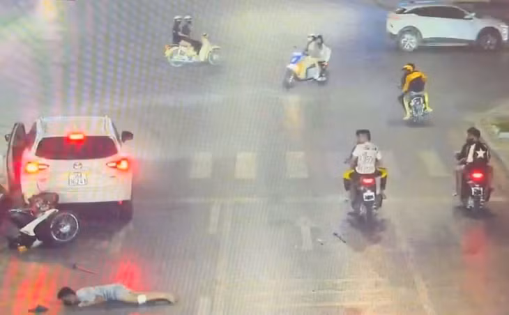 Nhóm thanh thiếu niên mang theo hung khí gây tai nạn trong quá trình chạy trên đường. Ảnh: Công an Thanh Hóa