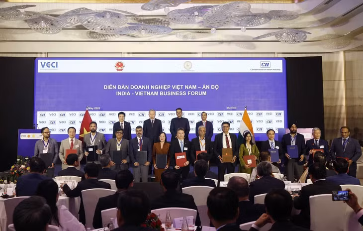Tổng Bí thư, Chủ tịch nước Tô Lâm và Thủ hiến bang Maharashtra Devendra Fadnavis chứng kiến lễ trao các thoả thuận hợp tác giữa hai nước. (Ảnh: Thống Nhất – TTXVN)