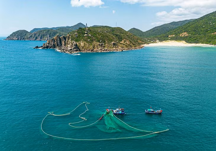 Năm 2008, Bộ Văn hoá - Thể thao và Du lịch đã công nhận Bãi Môn - Mũi Điện là Di tích danh thắng cấp Quốc gia. Nơi đây chính là nơi đón ánh bình minh đầu tiên trên đất liền Việt Nam. Ảnh: Mây Trắng