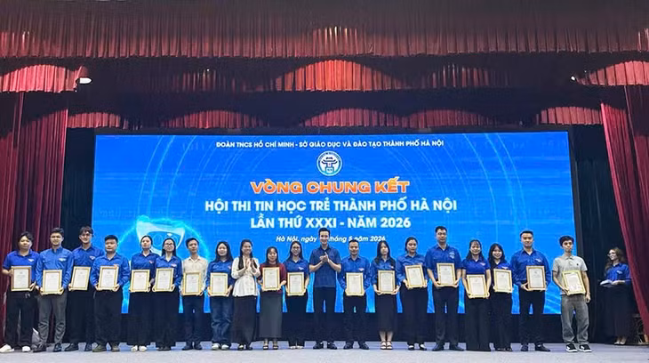 Phó Bí thư Đoàn Thanh niên, Chủ tịch Hội đồng Đội Thành phố Hà Nội Đào Đức Việt (ở giữa) trao chứng nhận tặng các đơn vị có thành tích xuất sắc trong tham gia hội thi.