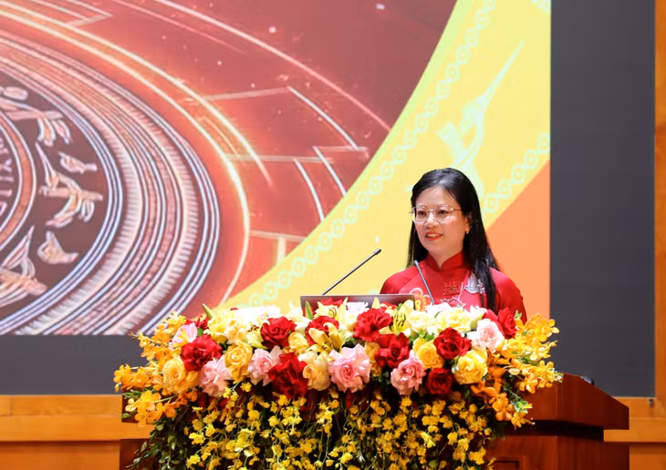 Thí sinh Bùi Ngọc Hoa, Phó Bí thư Đảng ủy, Phó Hiệu trưởng Trường mầm non Phạm Hồng Thái, Đảng bộ phường Hoàng Quế, thực hiện phần thi.
