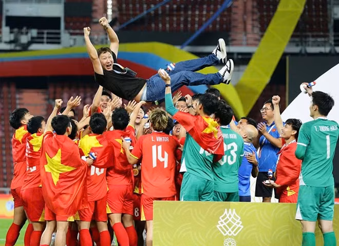 Huấn luyện viên Kim Sang-sik và 3 thành viên ban huấn luyện U22 Việt Nam nhận bằng khen từ Thủ tướng Chính phủ. Ảnh: VFF