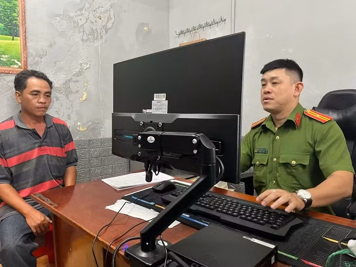Ông Nguyễn Minh Thành làm việc với cơ quan điều tra sau khi thực hiện hành vi tấn công cảnh sát giao thông - Ảnh: Công an TP.HCM