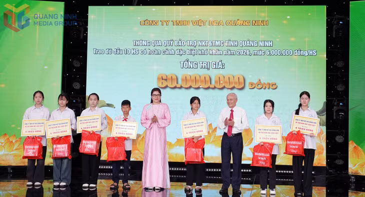  Công ty TNHH Việt Hoa Quảng Ninh trao đỡ đầu cho 10 học sinh có hoàn cảnh đặc biệt khó khăn với tổng kinh phí 60 triệu đồng tại Chương trình “Nối vòng tay nhân ái vì NKT-TMC tỉnh Quảng Ninh” tháng 4/2026.