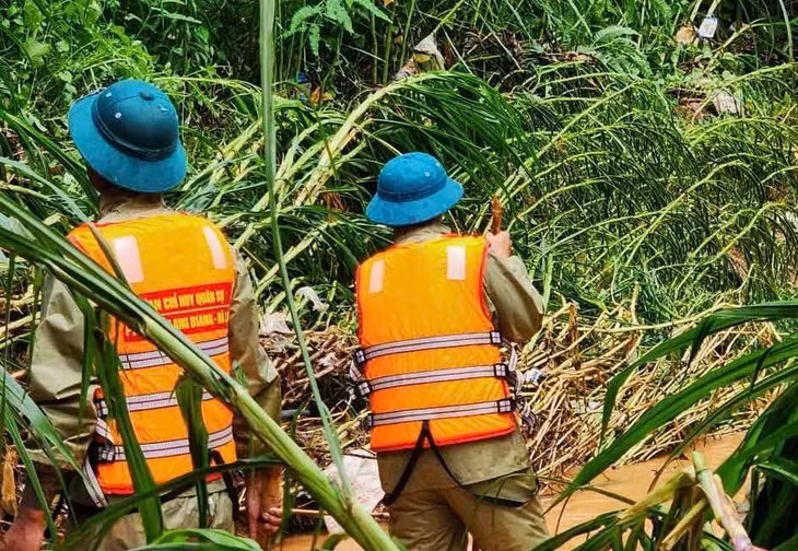 Các lực lượng tập trung tìm kiếm bé gái bị nước lũ cuốn trôi. Ảnh: Nguyễn Quân