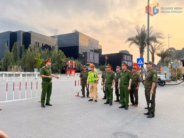 Lực lượng tham gia bảo vệ ANTT ở cơ sở phường Hạ Long tham gia bảo vệ tại Chương trình Carnaval Hạ Long 2026.