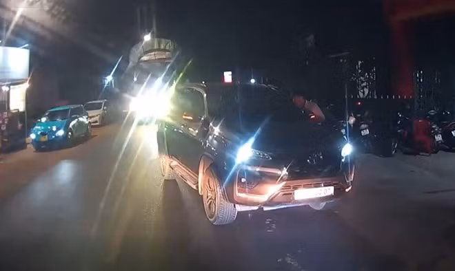 Tài xế điều khiển xe ô tô dừng xe ngược chiều trên Quốc lộ 29 đã bị lực lượng chức năng xử lý. Ảnh: Công an cung cấp