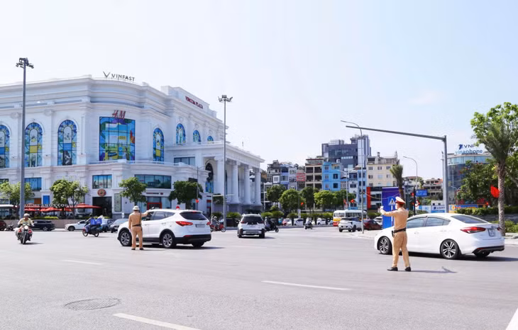 Lực lượng chức năng túc trực tại các điểm trọng yếu, tổ chức phân luồng, hướng dẫn phương tiện trong giờ cao điểm.