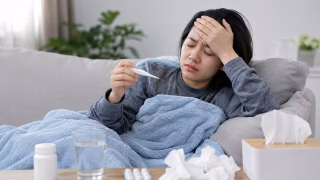 Sốt cao đột ngột, đau đầu, đau cơ và mệt mỏi là những dấu hiệu thường gặp ở giai đoạn đầu của sốt xuất huyết.