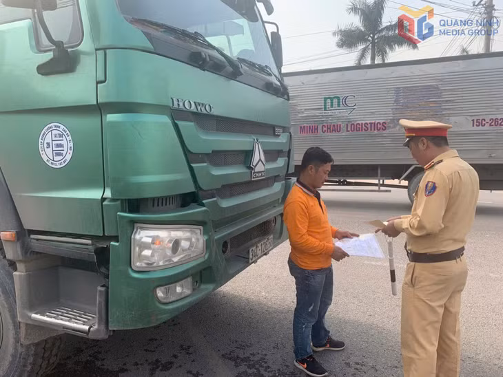 Lực lượng CSGT kiểm tra phương tiện lưu thông trên QL18 đoạn đi qua địa bàn phường Yên Tử.