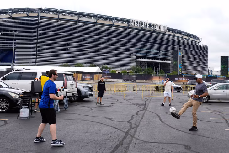 Người hâm mộ chơi bóng bên ngoài sân vận động MetLife, New Jersey, Mỹ. Ảnh: AP