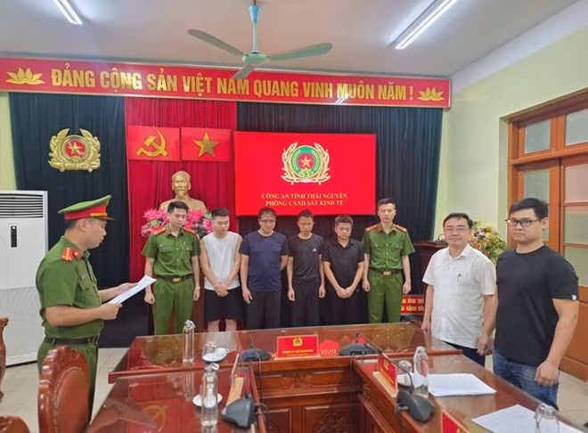 Lực lượng chức năng ra quyết định khởi tố vụ án, tạm giam 4 tài xế taxi. Ảnh: Công an Thái Nguyên