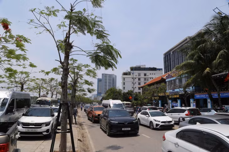 Nhiều tuyến đường chính dẫn đến khu du lịch, bến cảng tại Bãi Cháy có mật độ phương tiện cao nhưng không xảy ra ùn tắc kéo dài...