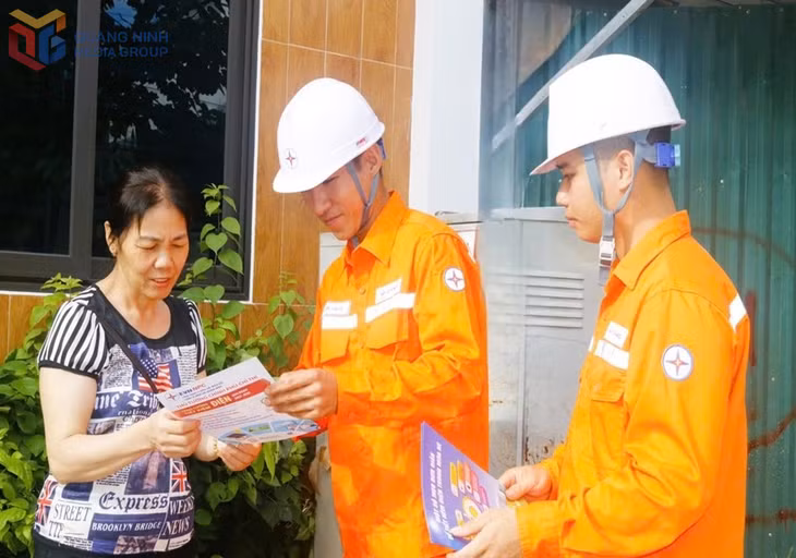 Công nhân Điện lực Móng Cái tuyên truyền tiết kiệm điện đến các hộ gia đình trên địa bàn.