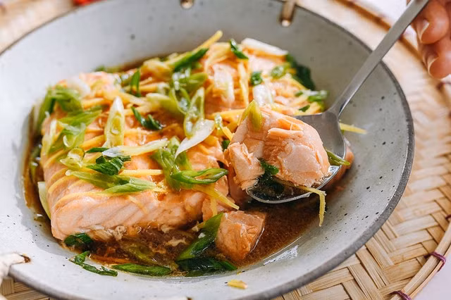 Cá hồi hấp xì dầu và hành gừng.