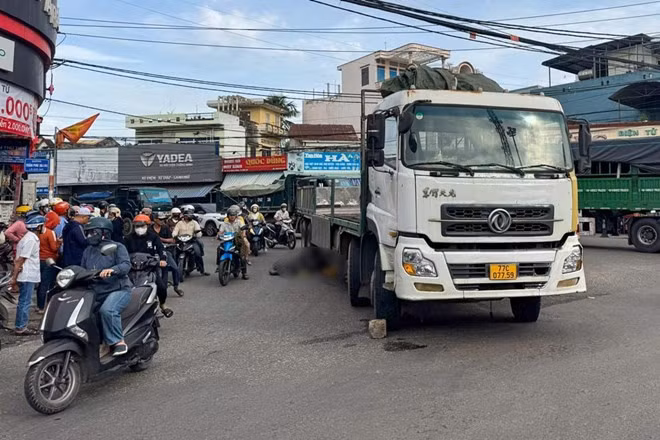 Hiện trường vụ tai nạn giữa xe tải và xe đạp điện tại nút giao Quốc lộ 19C và Quốc lộ 1 (Gia Lai), khiến 1 phụ nữ tử vong tại chỗ. Ảnh: Thanh Trí