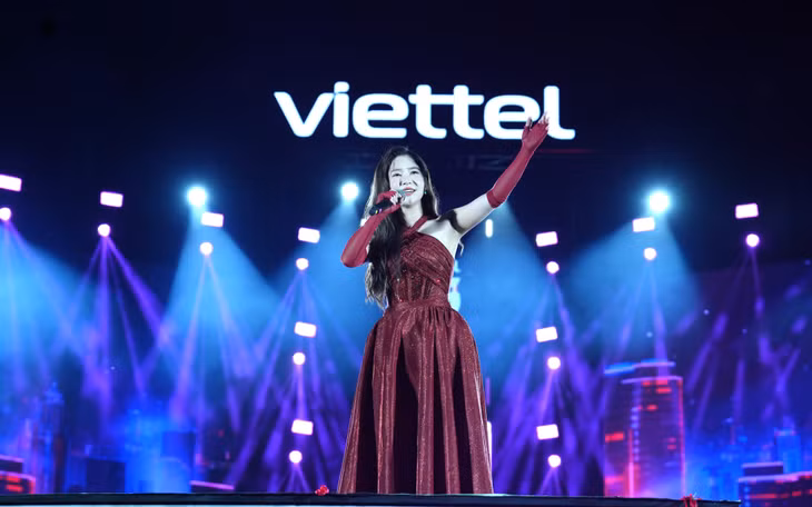 Ca sĩ Hương Tràm ngọt ngào cùng những bản Pop Ballad thể hiện nội lực trong giọng hát: Say anh, Ngốc, Cho em gần anh thêm chút nữa, Việt Nam tinh hoa.