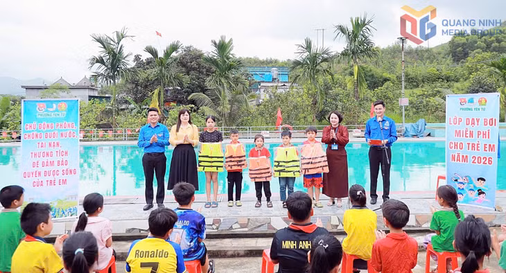 Ban Thường vụ Đoàn phường Yên Tử tổ chức lớp dạy bơi miễn phí, trang bị kỹ năng phòng, chống đuối nước cho trẻ em trên địa bàn năm 2026.