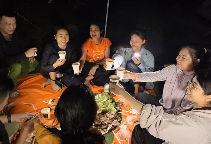 ... và cùng nhau nâng cốc là những khoảnh khắc đáng nhớ.