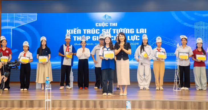 Giải Nhất Cuộc thi “Kiến trúc sư tương lai – Tháp giấy chịu lực” được trao cho Đội thi đến từ ngành Sư phạm Khoa học Tự nhiên, Trường Đại học Hạ Long.