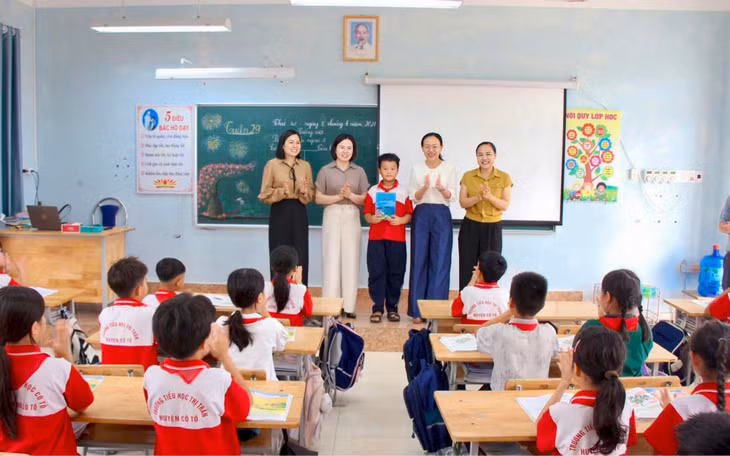 Lãnh đạo đặc khu Cô Tô gặp mặt, tuyên dương khen thưởng em Nguyễn Vũ Minh Khôi, học sinh lớp 4A2, Trường TH&amp;THCS Cô Tô, xuất sắc đoạt Huy chương Bạc cấp Quốc gia Cuộc thi Olympic tiếng Anh trên mạng Internet (IOE) cấp tiểu học năm học 2025-2026.