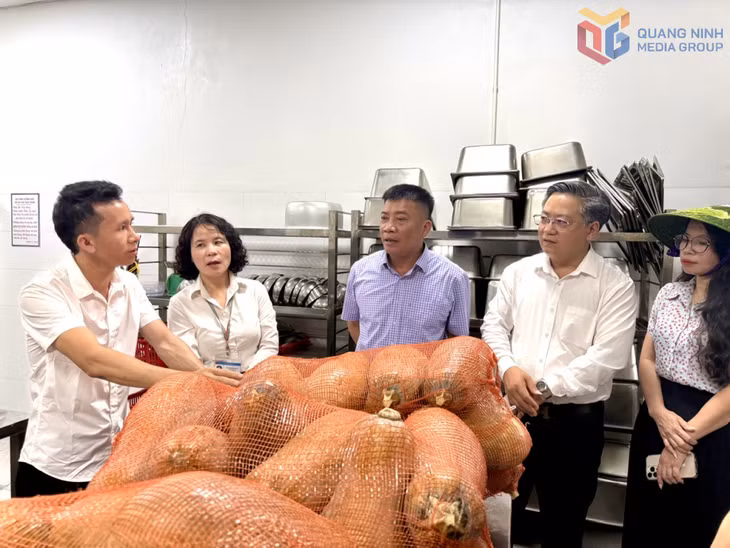 Đoàn kiểm tra liên ngành về an toàn thực phẩm số 3 kiểm tra tại Công ty cổ phần thương mại dịch vụ và chế biến thực phẩm Hưng Thịnh.