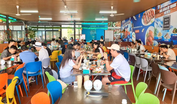  Nhộn nhịp khách du lịch tuyến biển đảo ảnh 15
