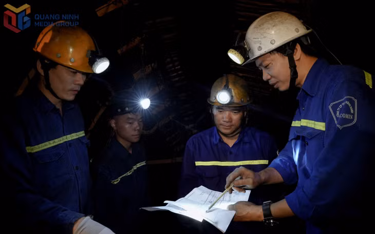 Họp bàn đề ra phương án sản xuất ngay trong lòng đất. 