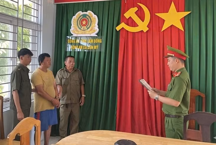 Công an thi hành lệnh bắt tạm giam Thọ. Ảnh: Công an