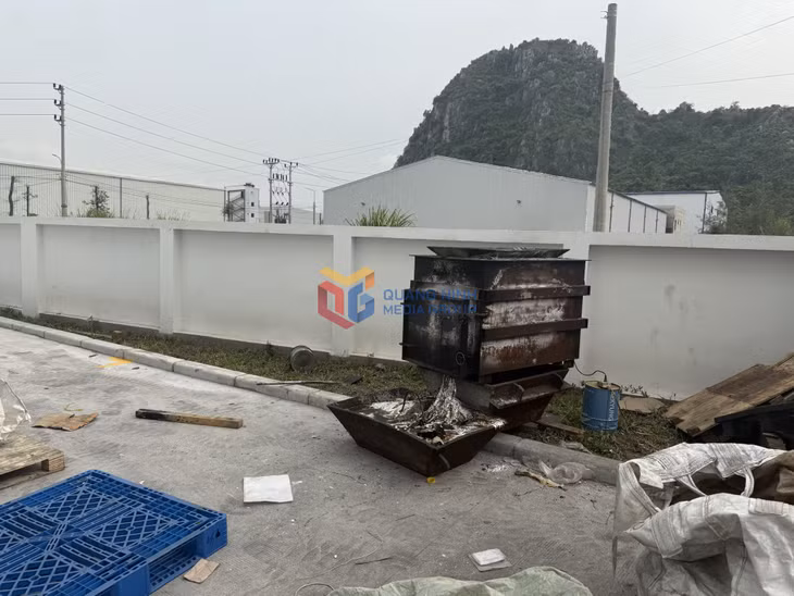 Công ty TNHH Đức Nhuận Phát Việt Nam không có giấy phép môi trường theo quy định, đã đốt chất thải rắn thông thường trái quy định về bảo vệ môi trường.