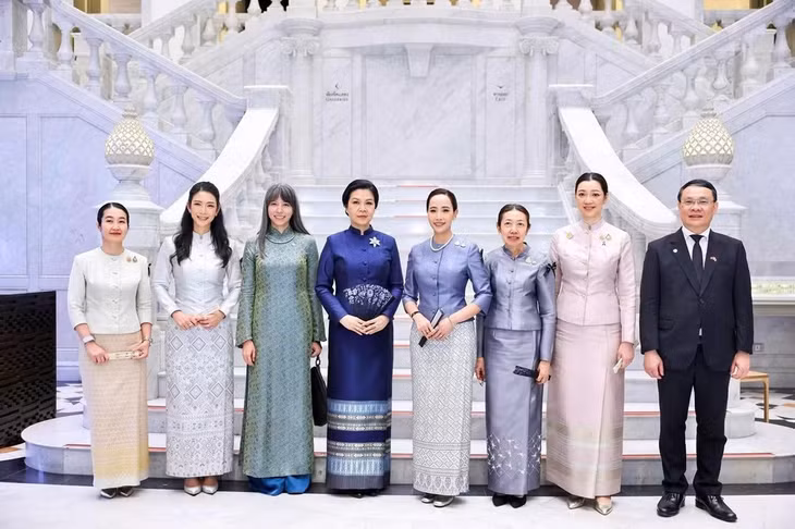 Phu nhân Ngô Phương Ly và Phu nhân Thủ tướng Thái Lan Thananon Charnvirakul (thứ 5 từ trái sang) trong trang phục truyền thống phụ nữ Thái Lan.