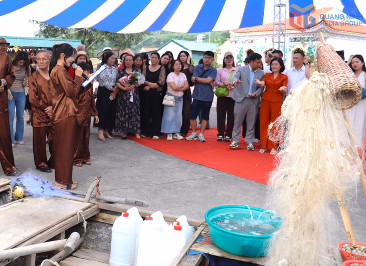 Các sản phẩm du lịch mang đậm màu sắc văn hóa được giới thiệu đến đoàn famtrip.