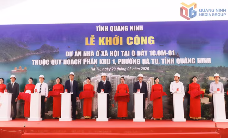 Các đại biểu bấm nút khởi công Dự án nhà ở xã hội tại ô đất 1C.OM-01 thuộc quy hoạch phân khu 1, phường Hà Tu do Liên danh Công ty CP Đầu tư Ngân Hà Quảng Ninh và Công ty CP Tư vấn Đầu tư tài chính Toàn Cầu thực hiện.