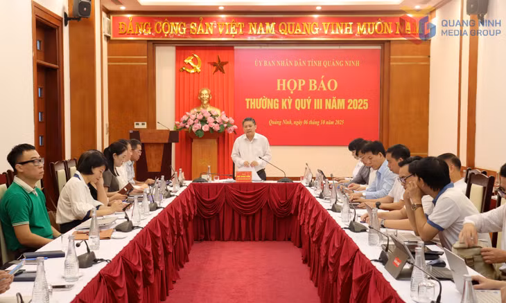 Đồng chí Ngô Quang Hưng, Chánh văn phòng UBND tỉnh đã thông tin tới các cơ quan thông tấn, báo chí về tình hình phát triển kinh tế - xã hội 9 tháng đầu năm 2025.