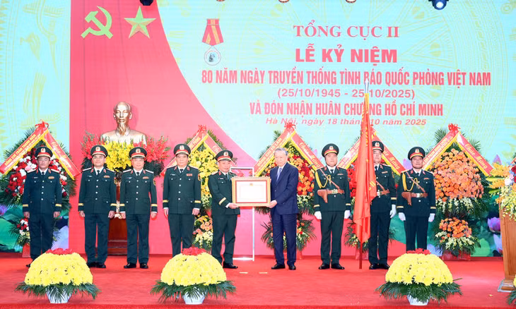 Tổng Bí thư Tô Lâm, Bí thư Quân ủy Trung ương, trao Huân chương Hồ Chí Minh tặngTổng cục II, Bộ Quốc phòng. (Ảnh: ĐĂNG KHOA)