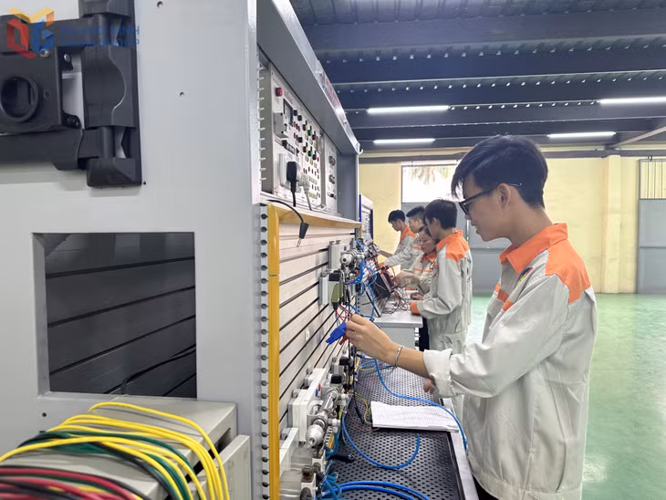 Học sinh Trường Cao đẳng Công nghiệp và xây dựng tìm hiểu thiết bị điện.
