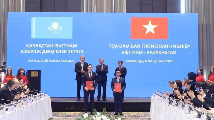Tổng Bí thư Tô Lâm chứng kiến trao Thỏa thuận nhượng quyền kinh doanh giữa Hãng hàng không Vietjet của Việt Nam và Hãng hàng không Qazaq Air của Kazakhstan. (Ảnh: Thống Nhất/TTXVN)