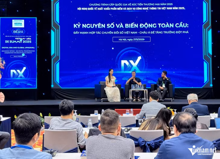 Ông Lê Hoàng Phúc (ngoài cùng bên phải) tham gia thảo luận "Chiến lược phát triển công nghiệp bán dẫn Việt Nam - Cơ hội hợp tác cùng win" chiều ngày 27/5. Ảnh: Du Lam