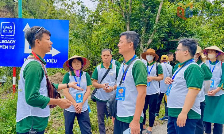 Lực lượng thiện nguyện họp bàn, phân chia công việc hỗ trợ tăng ni, phật tử, nhân dân đến chiêm bái.