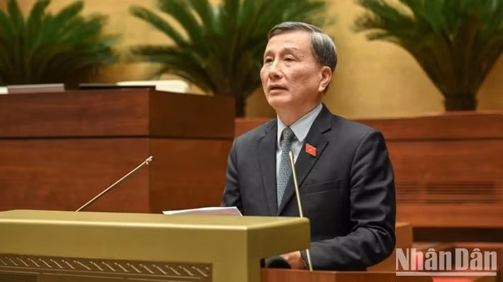 Chủ nhiệm Ủy ban Khoa học, Công nghệ và Môi trường của Quốc hội Lê Quang Huy trình bày báo cáo thẩm tra. (Ảnh: BÙI GIANG)